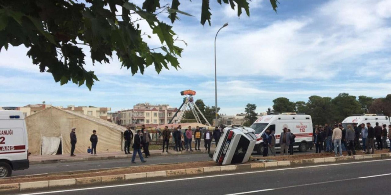 Otomobil karşıya geçmeye çalışan çocuğa çarptıktan sonra takla attı: 3 yaralı