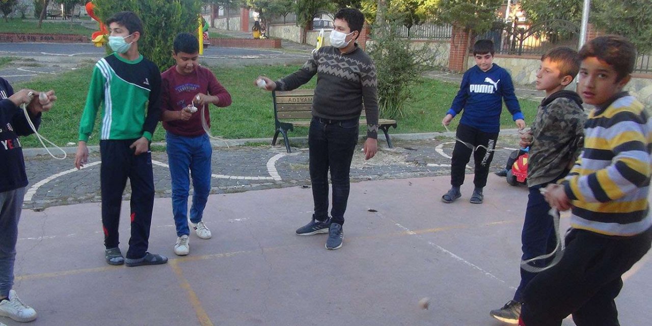 Televizyon izlemekten sıkılan çocuklar unutulan oyunları oynuyor