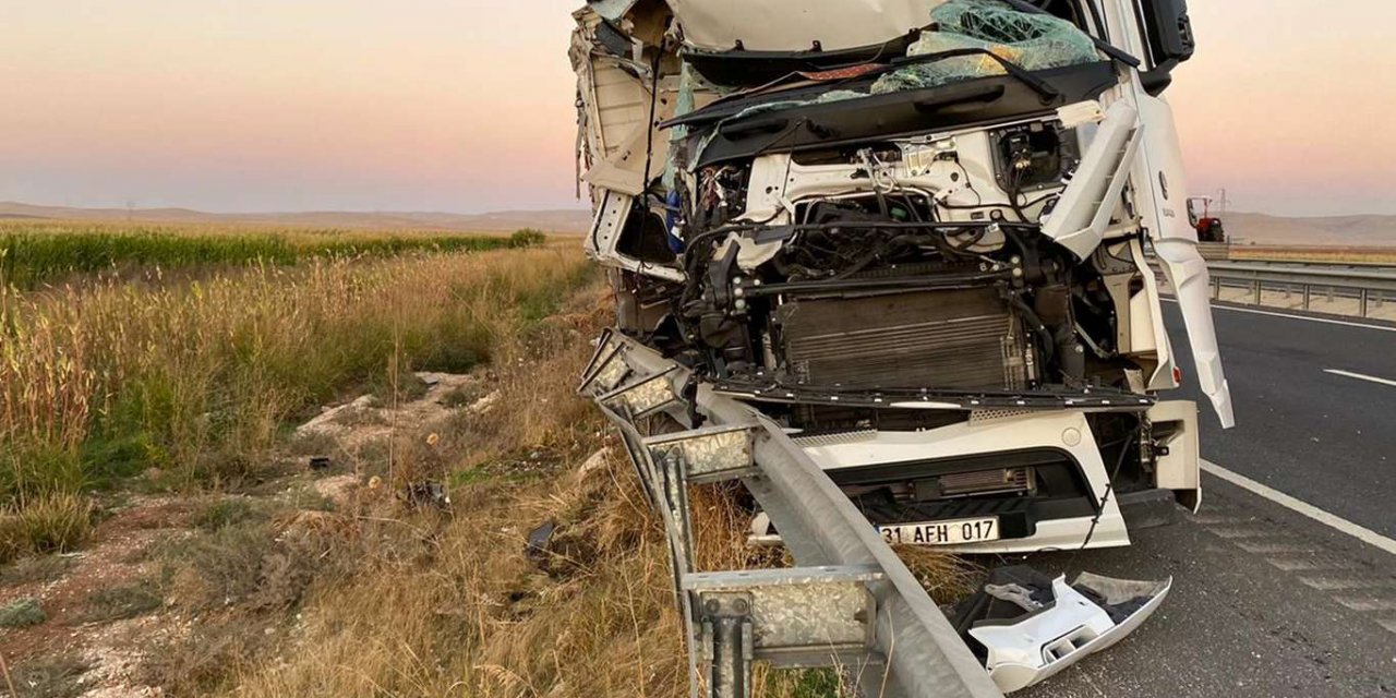 Şanlıurfa'da 2 kamyon çarpıştı: 1 yaralı