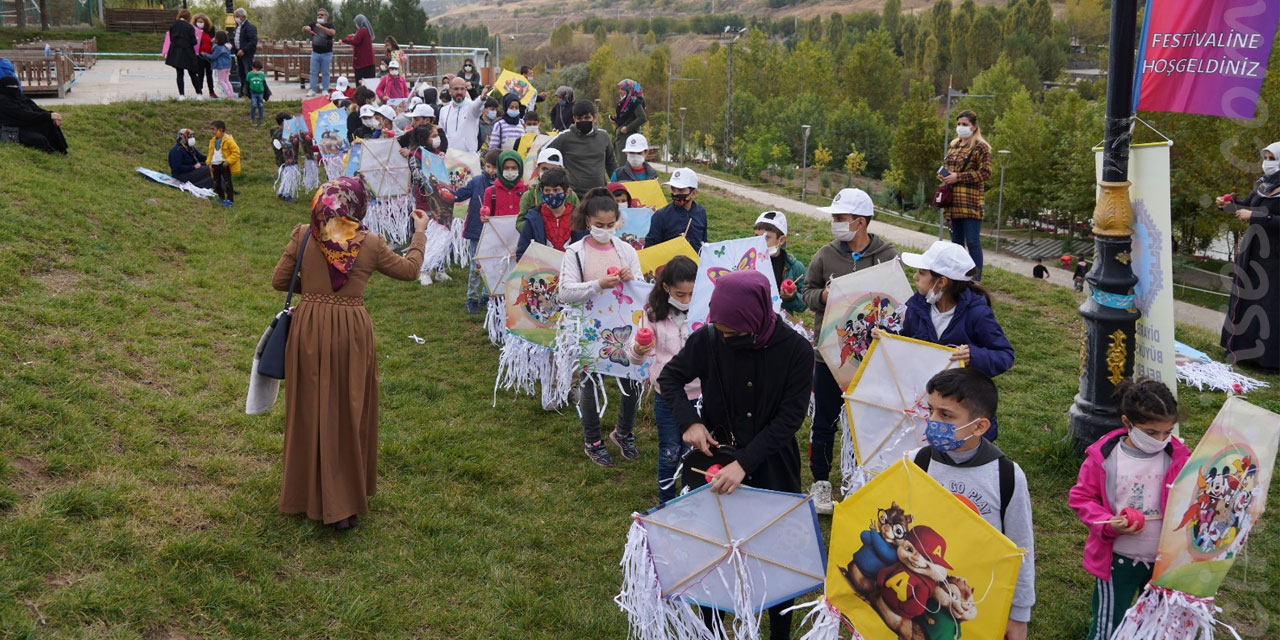 Diyarbakır Büyükşehir Belediyesinden Kırklar Dağında Uçurtma şenliği