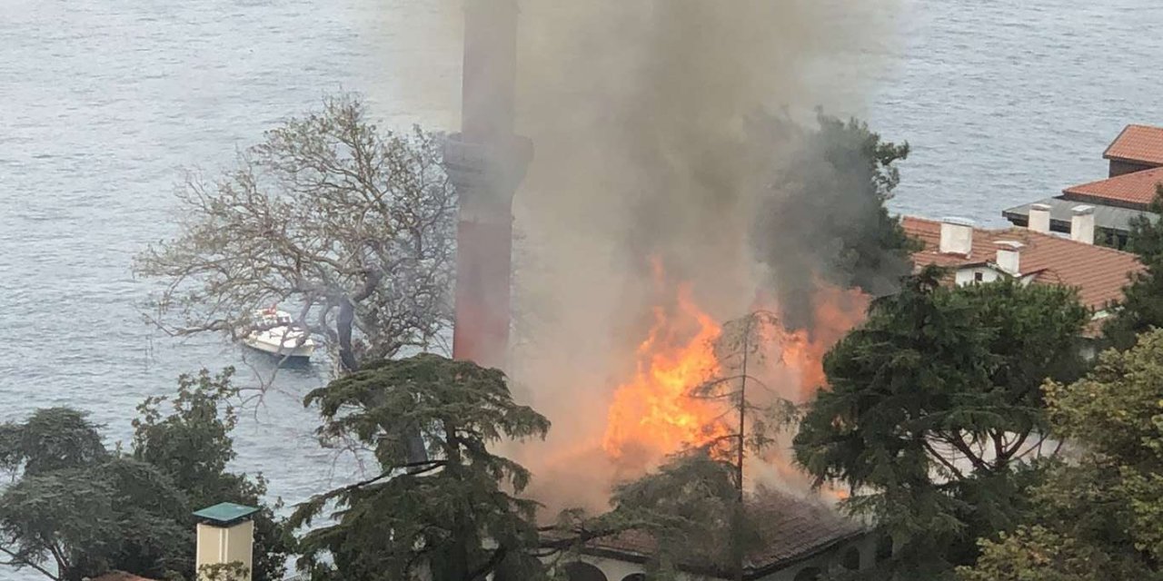 Tarihi Vaniköy Camii'nde yangın