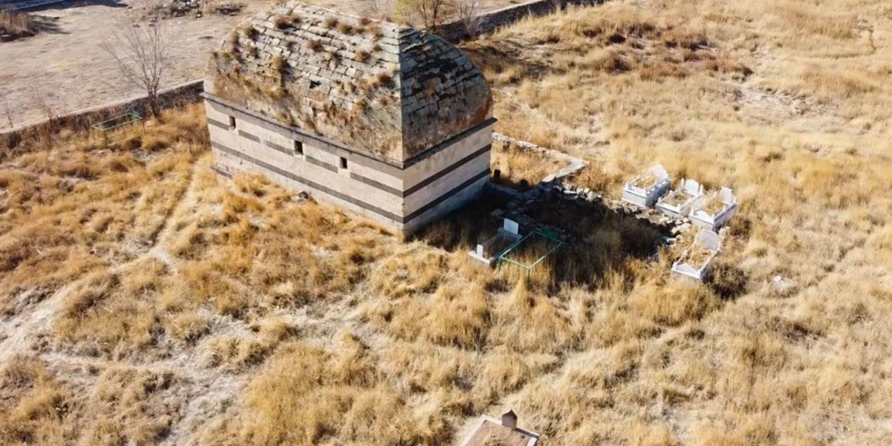 Asırlara direnen Hamur Kümbeti