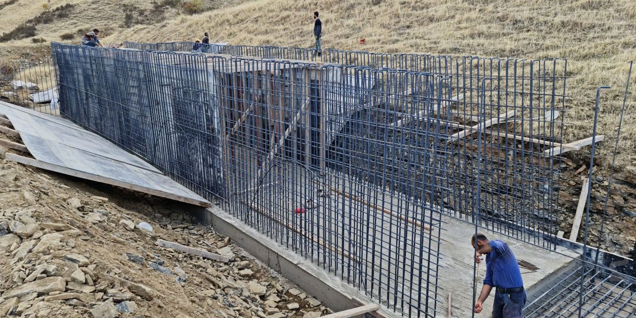 Diyarbakır'da kırsal mahallelerde asfalt çalışmaları tüm hızıyla sürüyor