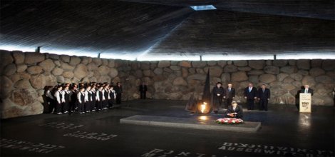 Obama Herzl’in Huzurunda Diz Üstünde!