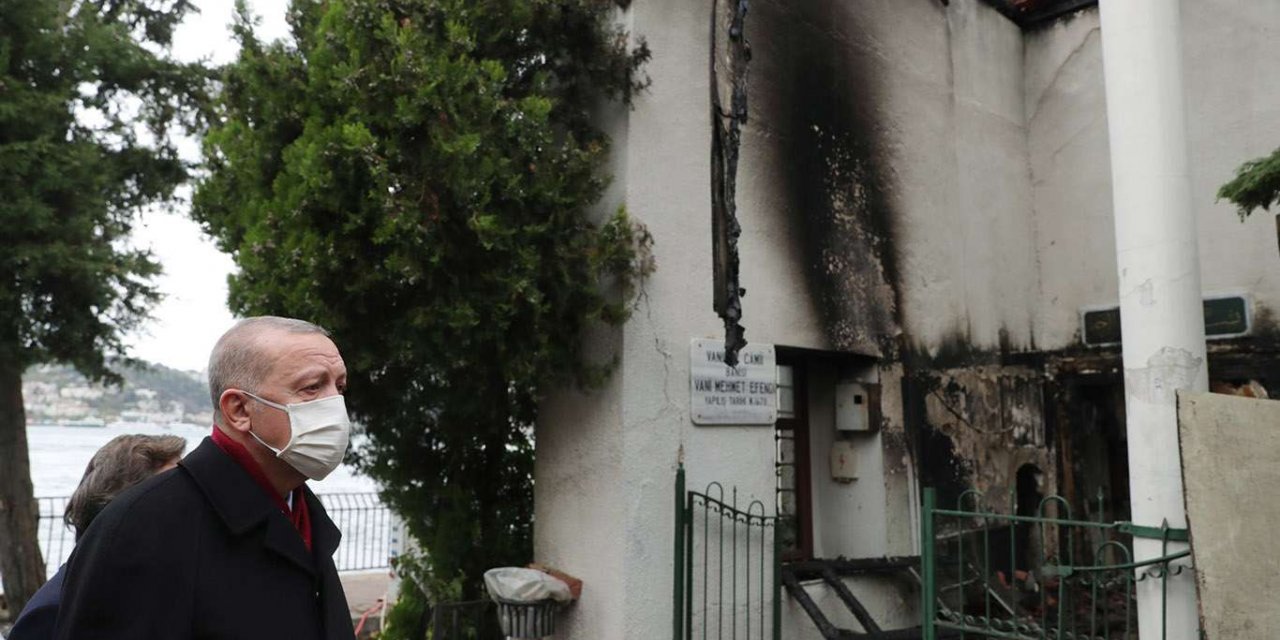 Cumhurbaşkanı Erdoğan yanan tarihi Vaniköy Camiinde incelemelerde bulundu