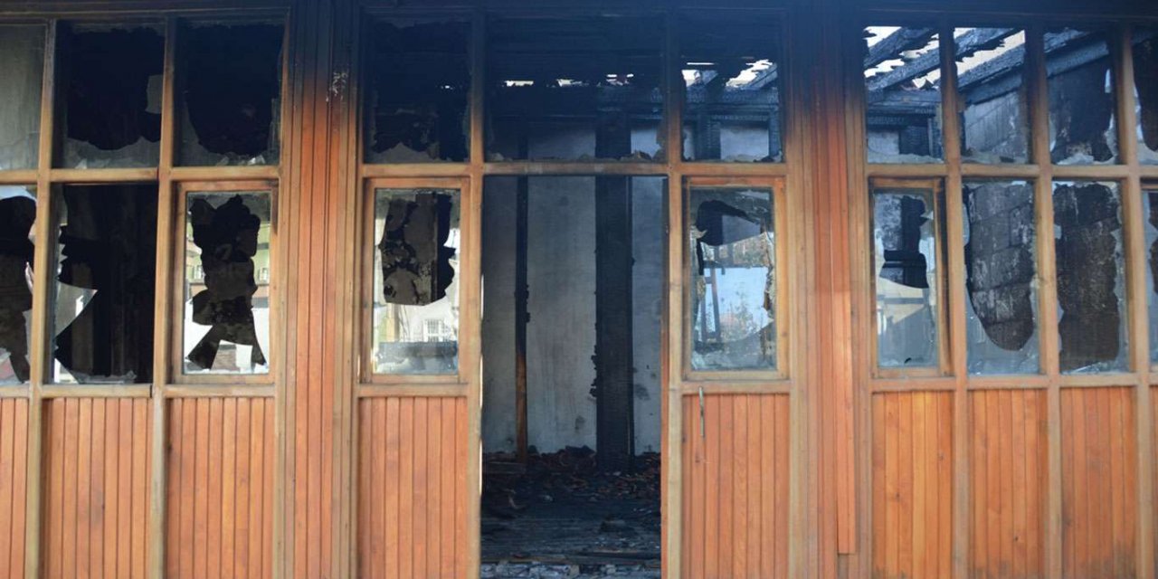 Sarhoş ve tinercilerin mekânı haline gelen tarihi cami kundaklandı