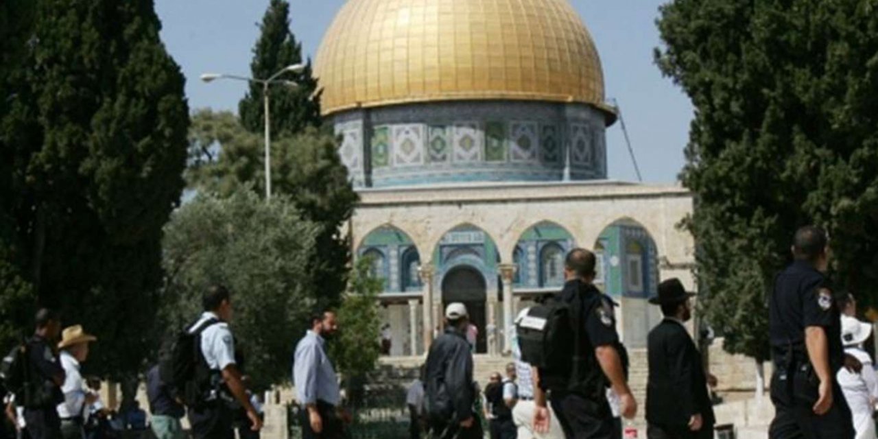 Scores of settlers defile Aqsa Mosque