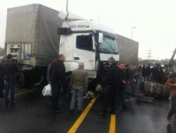 Metrobüs yoluna TIR girdi