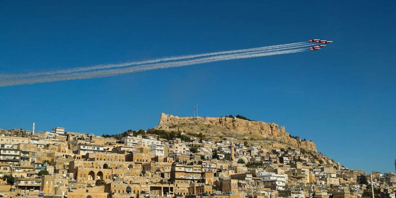 Mardin semalarındaki gösteri uçuşu renkli görüntüler oluşturdu