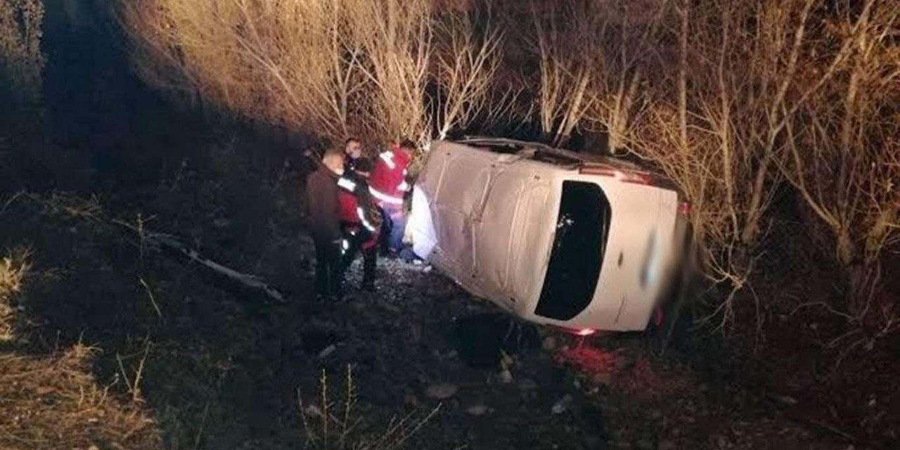 Düzensiz göçmenleri taşıyan minibüs kaza yaptı: 17 yaralı
