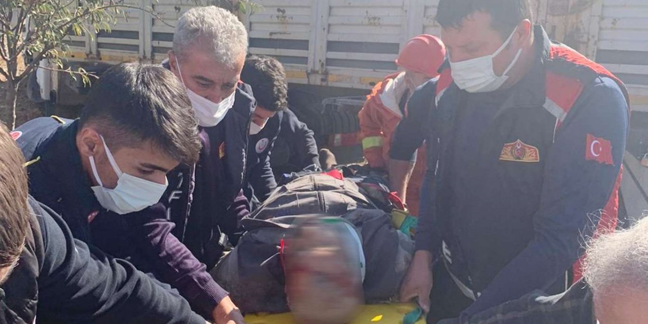 Mardin-Kızıltepe karayolunda TIR yolcu durağına daldı: 1 ölü, 1 yaralı