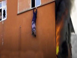 Alevlerin arasında mahsur kalan anne ile kızı binadan atladı