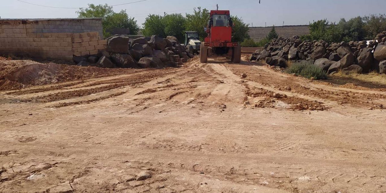 Viranşehir'in kırsal mahallelerde stabilize yol çalışmaları devam ediyor
