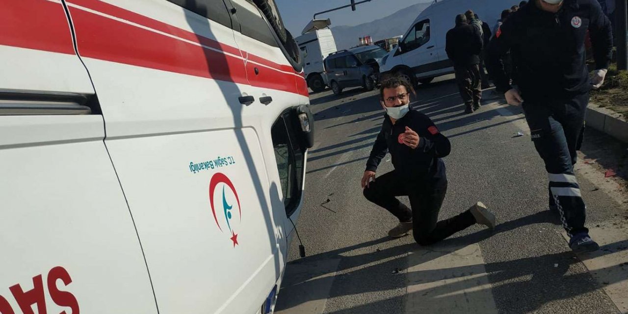 Hasta taşıyan ambulans hafif ticari araçla çarpıştı: 4 yaralı
