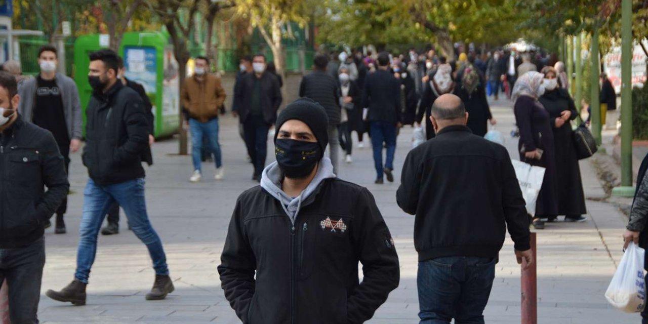 Kısıtlama sonrası sokak ve caddelerde yoğun kalabalık yaşanıyor