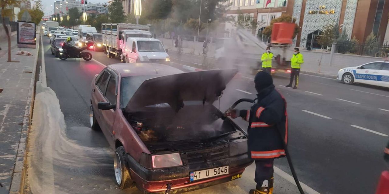 Siirt Valiliği önünde alev alan otomobilde maddi hasar oluştu
