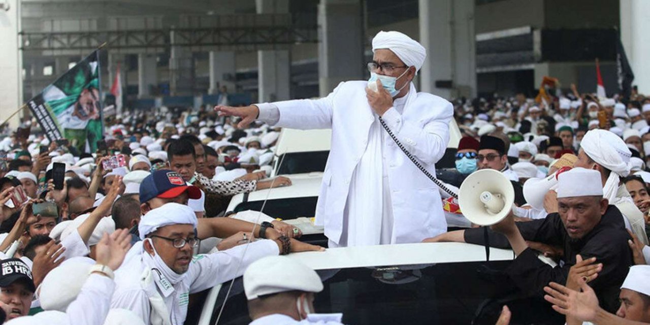 Endonezya'da dini liderleri gözaltına alınan Müslümanlar polisle çatıştı: 6 ölü