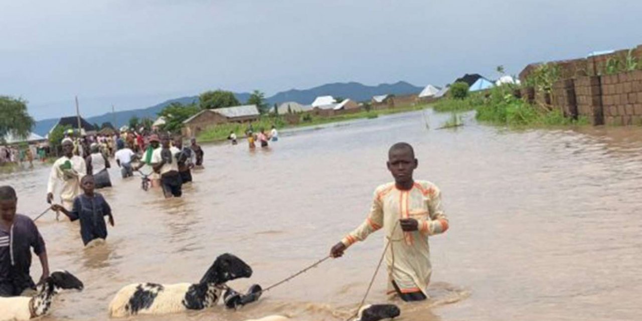Nijerya'daki sellerde on binlerce kişi evlerini terk etti