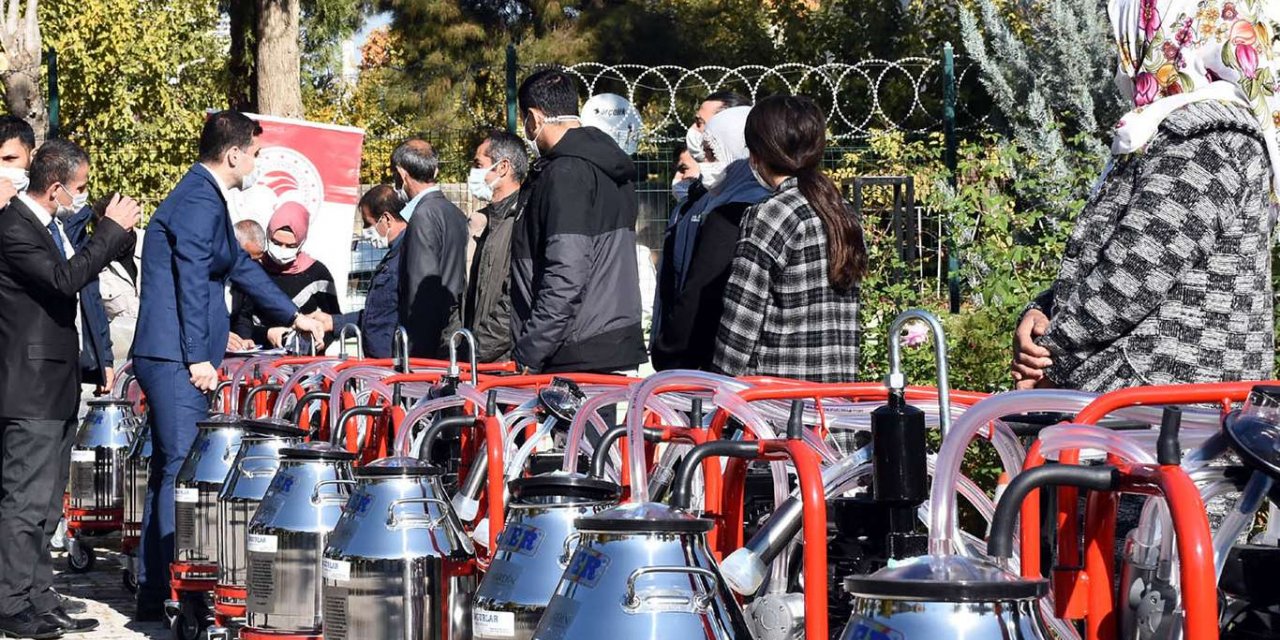 Nusaybin'de 22 üreticiye süt sağım makinesi hibe edildi