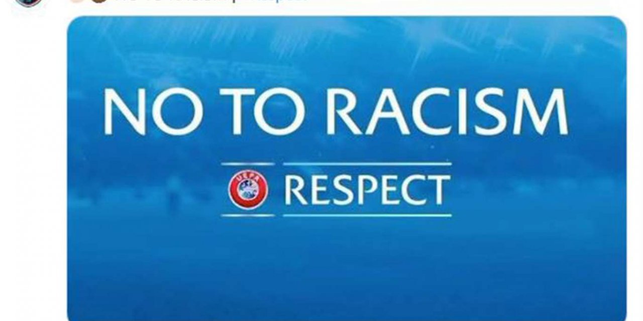 Football players go back to the locker room in protest of alleged racism from 4th referee