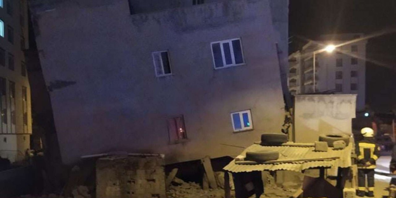Depremde hasar gören 2 katlı bina yıkıldı