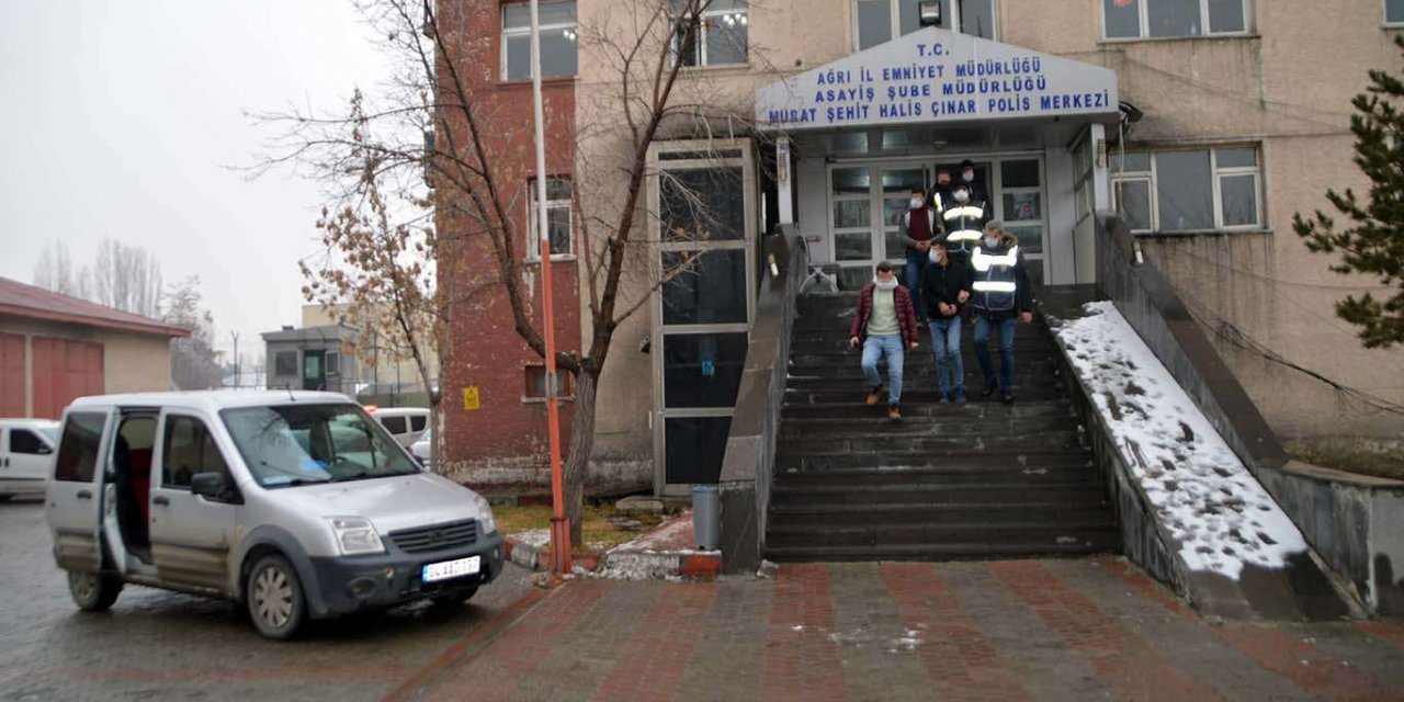 Girdikleri cep telefonu dükkanının soyan hırsızlar yakalandı