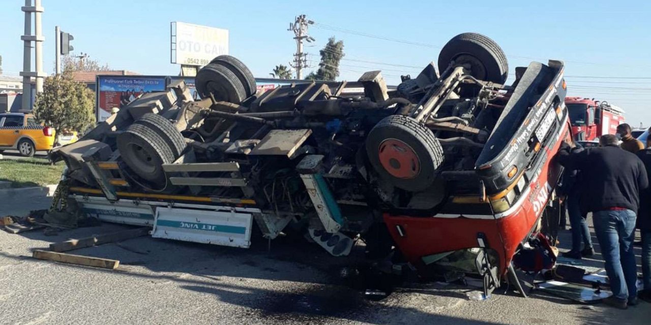 Mardin'de takla atan çekiciden yara almadan kurtuldu