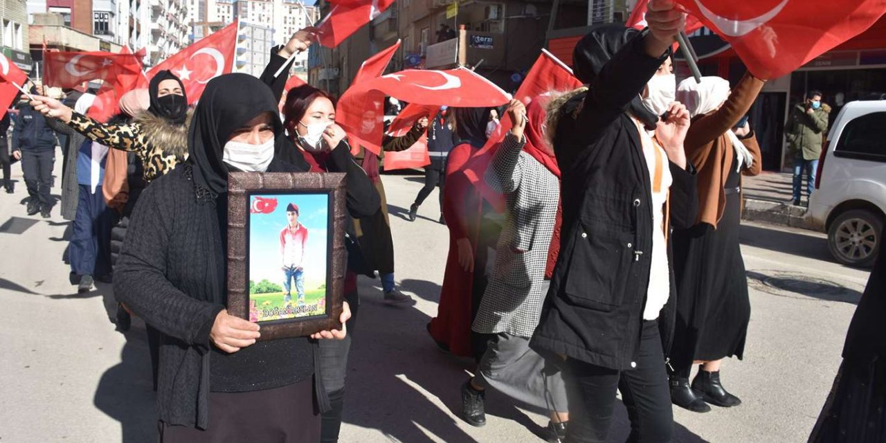 Evlatları PKK tarafından dağa kaçırılan Şırnaklı kadınlar HDP il binası önünde eylem yaptı