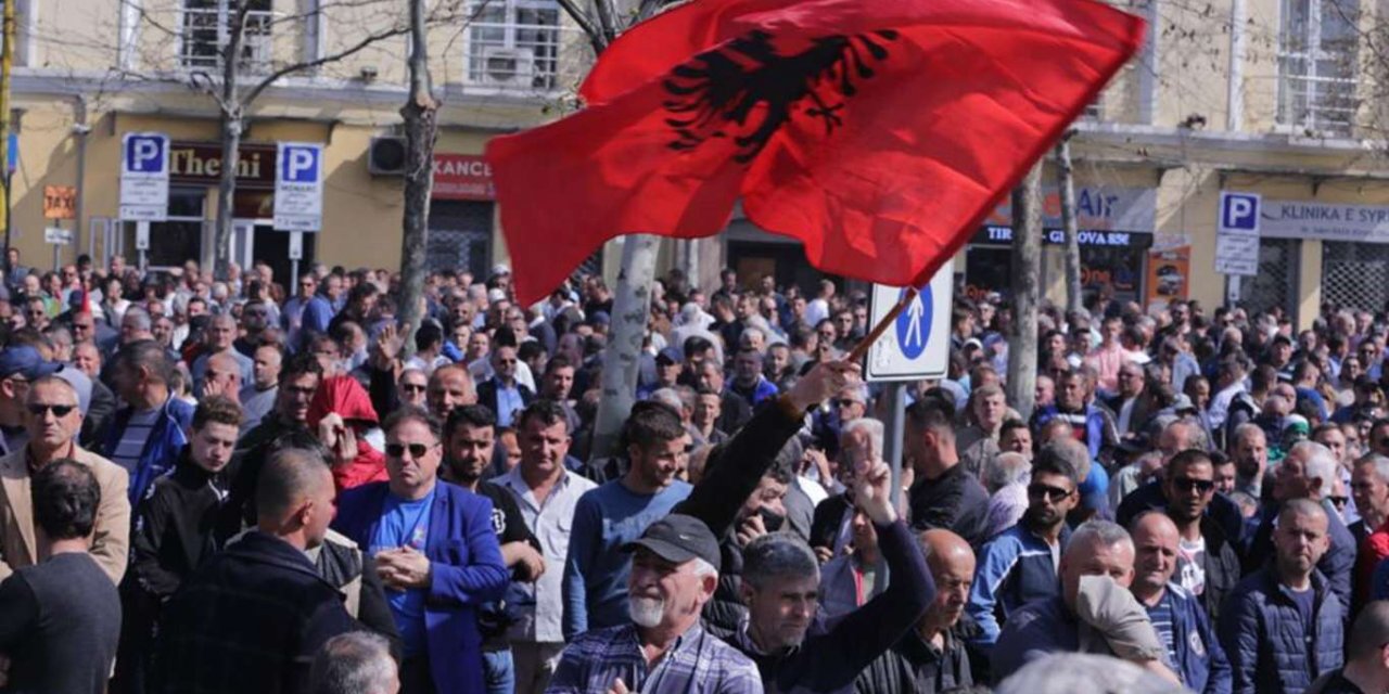 Arnavutluk'ta protestolar İçişleri Bakanı Lleshaj’ın istifasını beraberinde getirdi