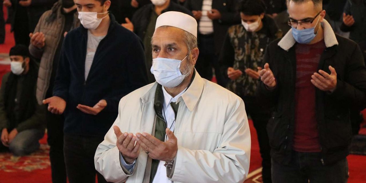 Hastalık ve afetlerin son bulması için eller semaya kalktı