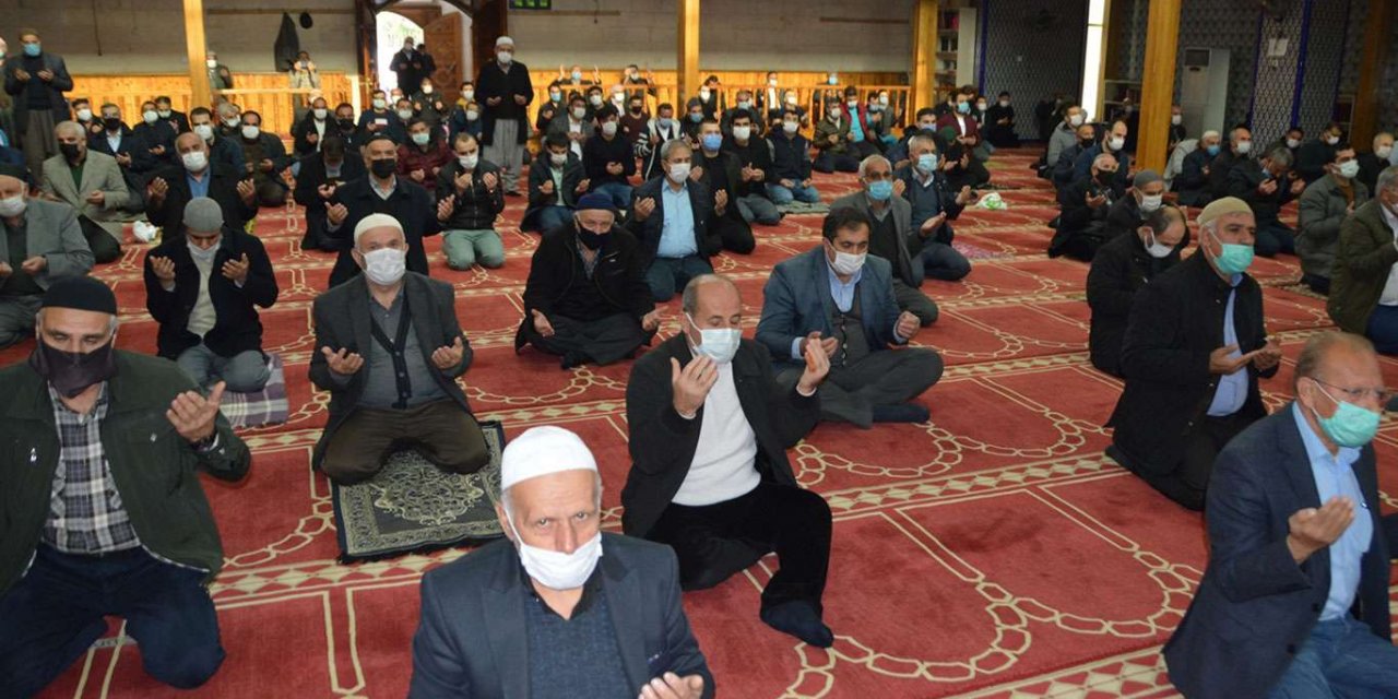 Siirt'te eller yağmur duası için semaya kalktı