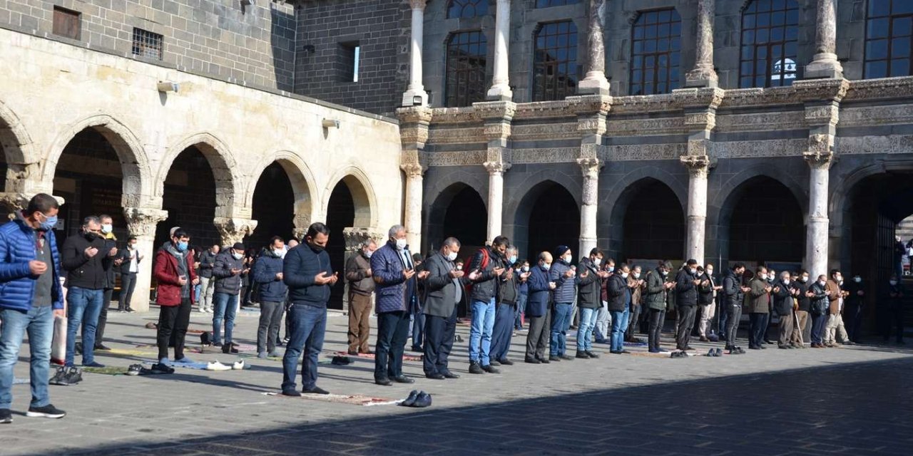 Diyarbakır'da yağmur için eller semaya açıldı