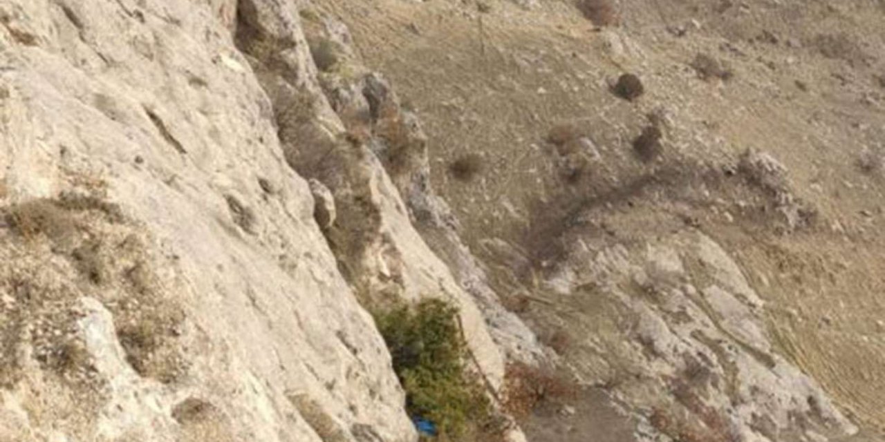 Siirt'te uçuruma yuvarlanan iş makinesinden atlayarak kurtuldu