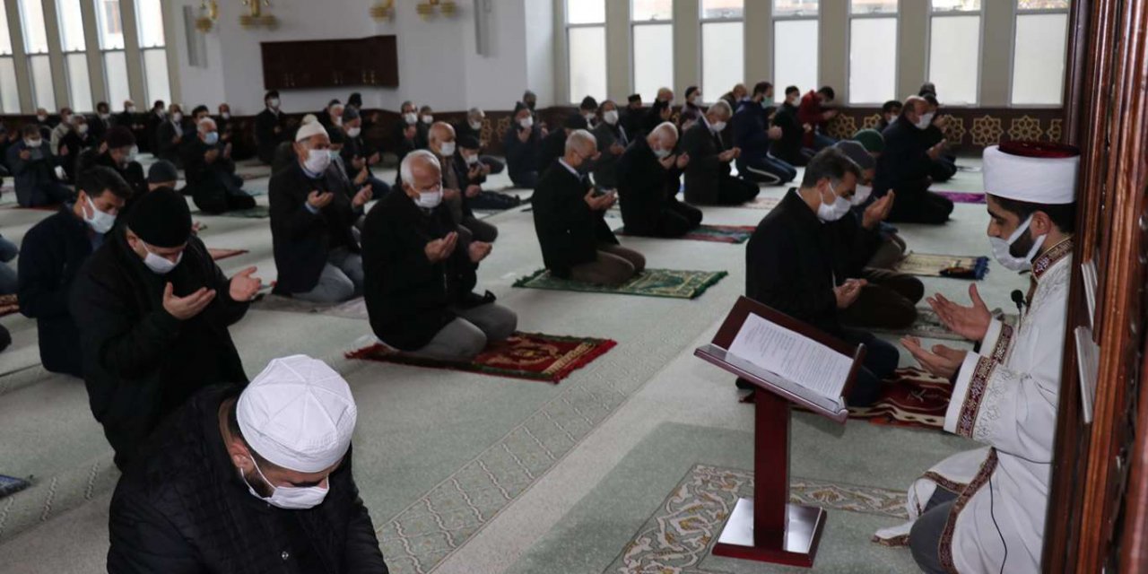 Cuma namazı sonrası eller yağmur duası için semaya kalktı