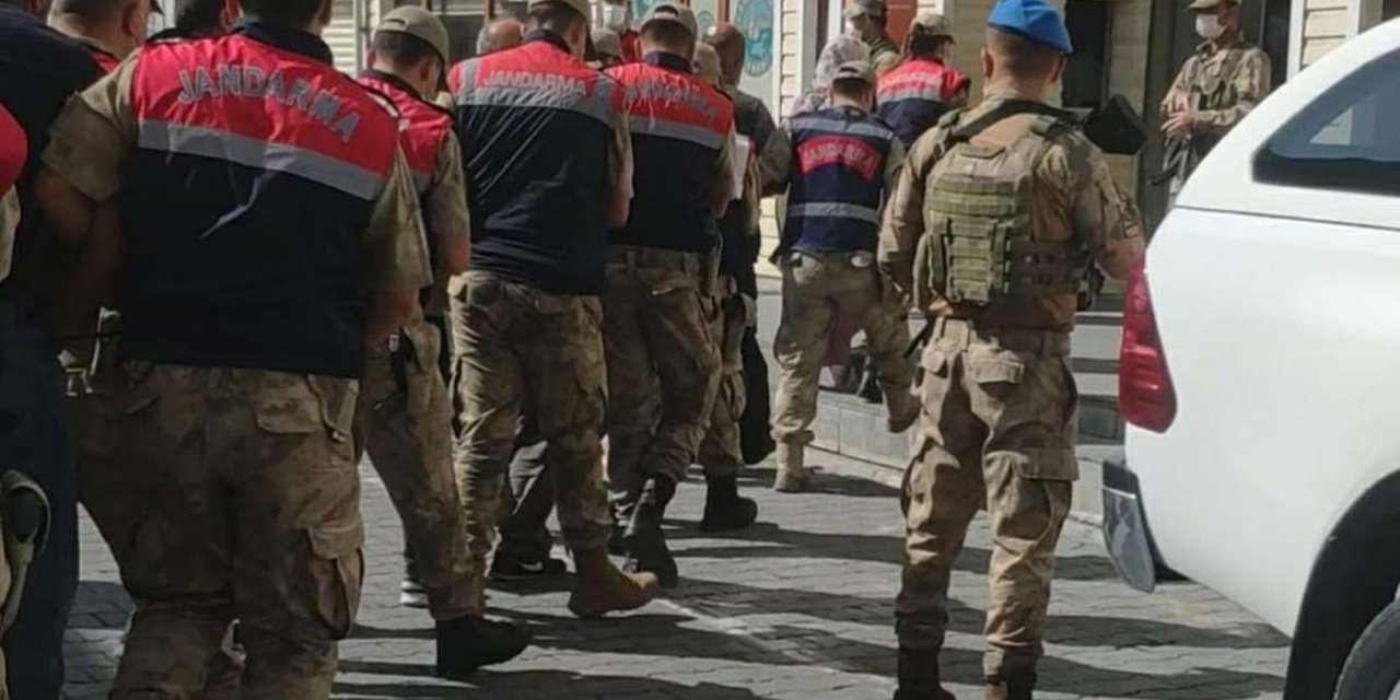 Bitlis'te durdurulan bir kamyonda 69 düzensiz göçmen yakalandı