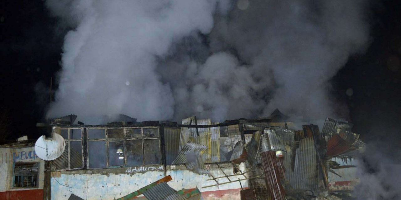 Ağrı'nın Tezeren köyünde çıkan yangında ev kullanılmaz hale geldi