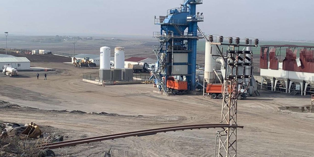 Bağlar Belediyesinin hizmete açtığı Asfalt Tesisi kısıtlamaya rağmen üretime devam ediyor