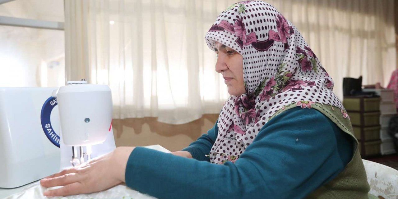 Gaziantep’te yaptığı el işleri ile aile ekonomisine katkı sağlıyor