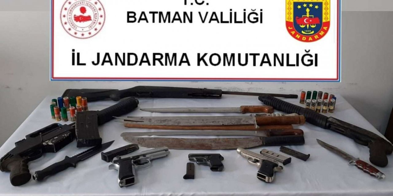 Batman'da şüpheli şahsın evinde çok sayıda silah ve kesici alet ele geçirildi