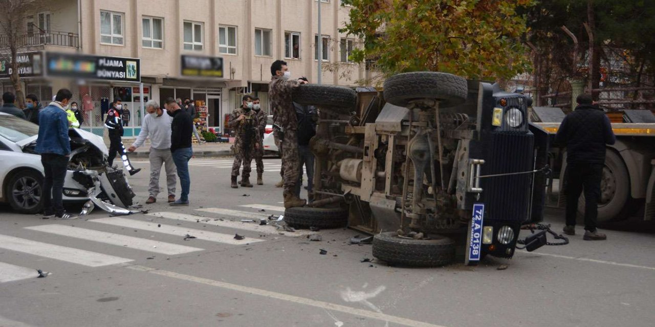 Batman'da otomobilin çarptığı zırhlı polis aracı devrildi