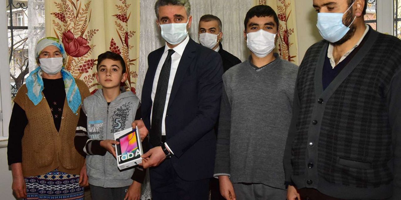 Yeşilyurt'ta tableti olmadığı için derslerine çalışamayan engelli öğrenciye yardım eli