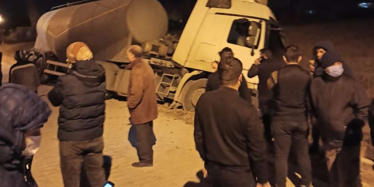 Edremit'te çimento kamyonu tarihi Şamran Kanalı'na devrildi