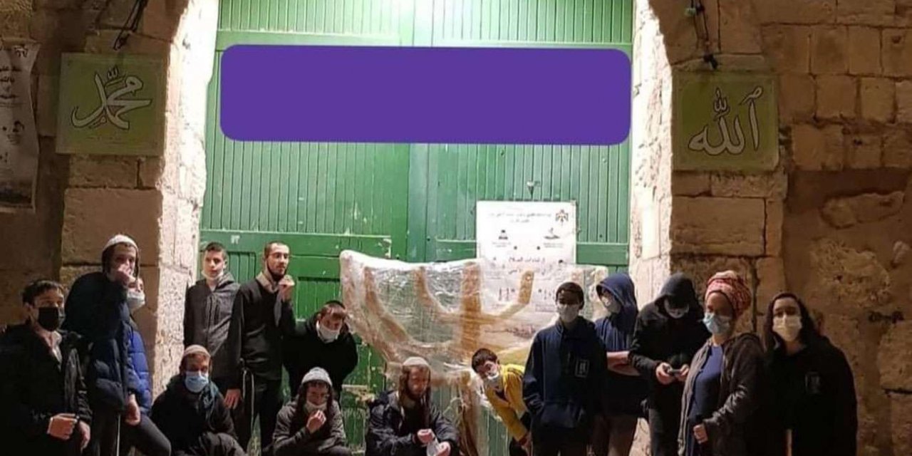 Zionist settlers put candelabrum at Aqsa Mosque's gate