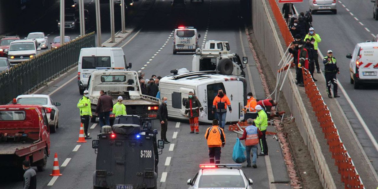 Diyarbakır Yenihal Kavşağı'nda yolcu minibüsü viyadükten düştü: 7 yaralı