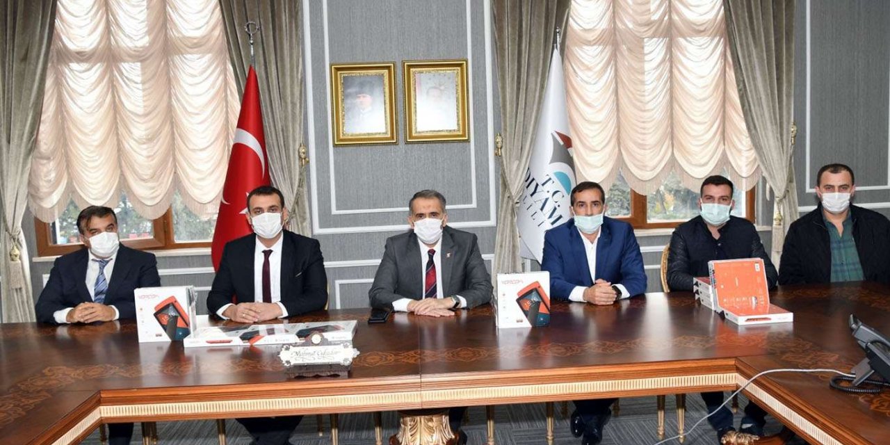 Hayırsever vatandaştan Adıyamanlı öğrencilere tablet desteği