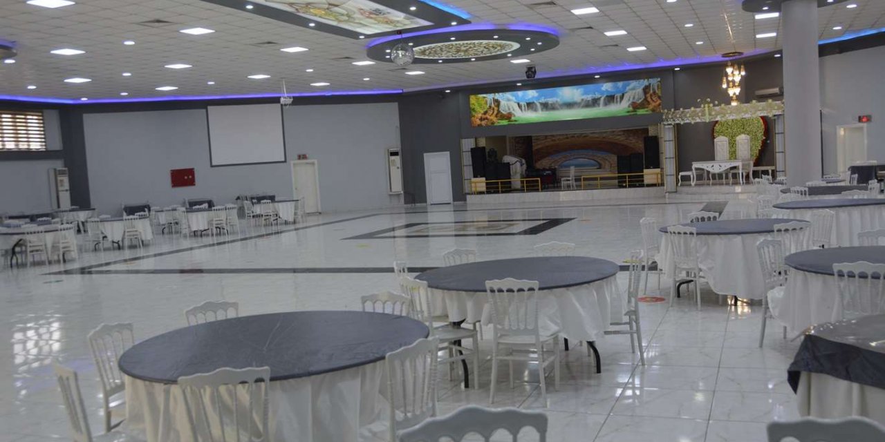 Pandemi sürecinden olumsuz etkilenen sektörlerden biri de düğün salonları