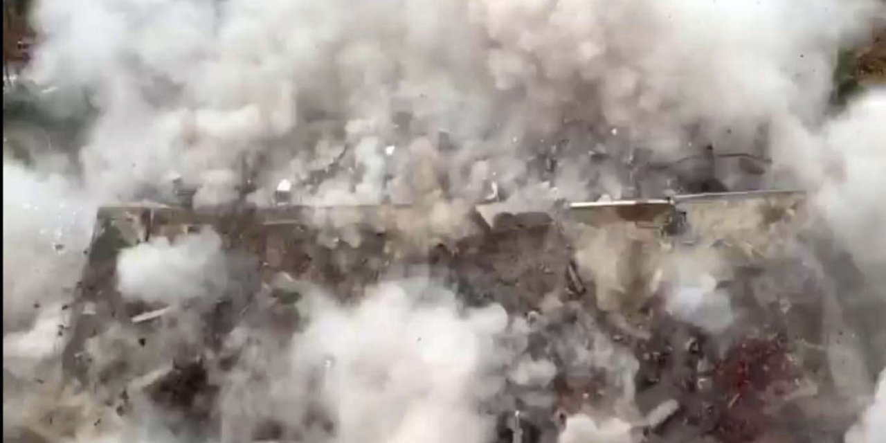 Elazığ'da binaların yıkım anları kameralar tarafından kaydedildi