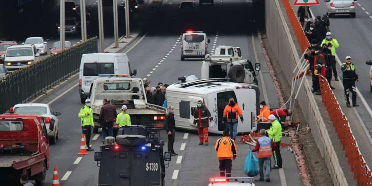 Diyarbakır’da yolcu minibüsünün alt geçide düşme anı güvenlik kameralarına yansıdı