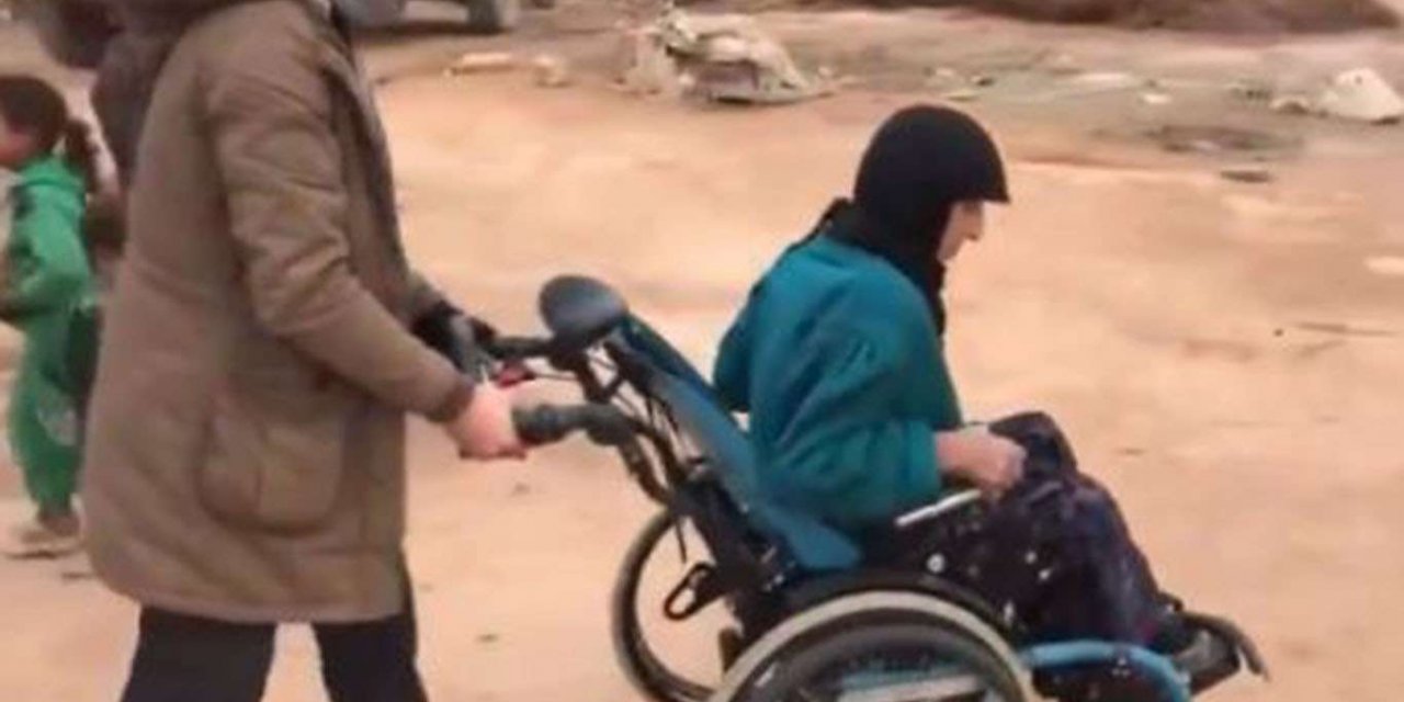Suriyeli yaşlı kadına tekerlekli sandalye hediye edildi