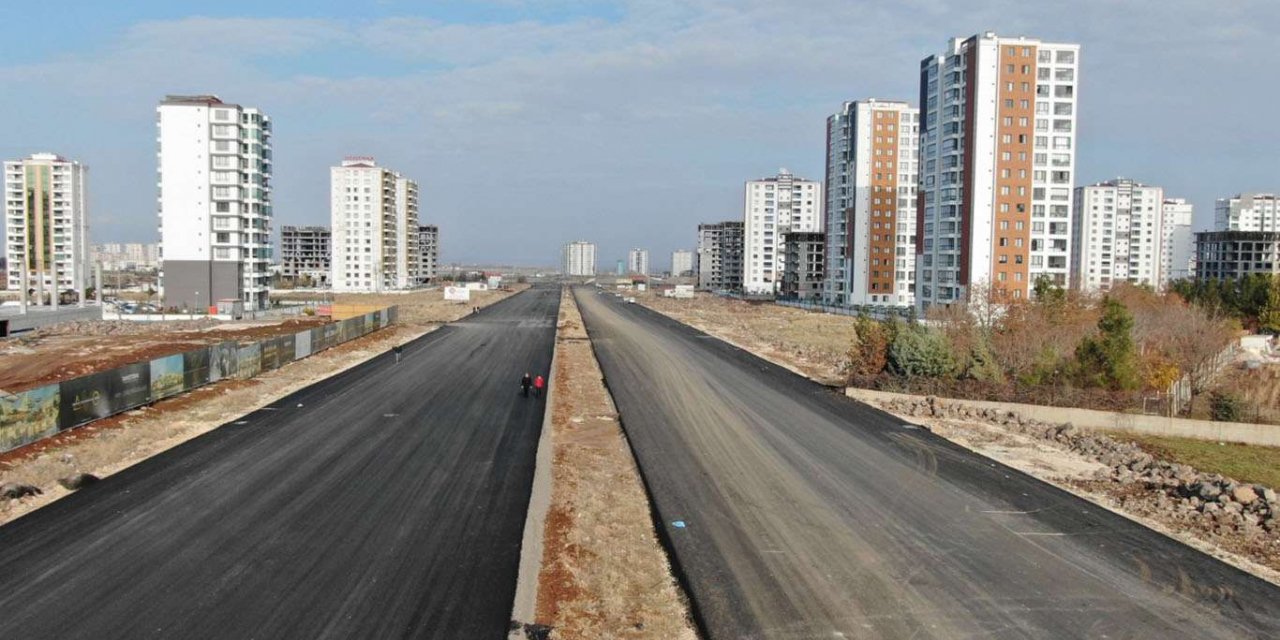 Diyarbakır'da altyapı ve asfalt çalışmaları tamamlanan Mezopotamya Caddesi ulaşıma açıldı